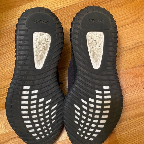 Size 10.5 M adidas Yeezy Boost 350 V2 Low Onyx - Picture 4 of 4
